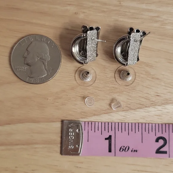 Knot Design Stud Earrings Silvertone For Pierced Ears NEW - Picture 3 of 5